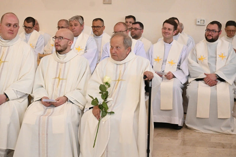 Podziękowania i dekrety nowych prezbiterów