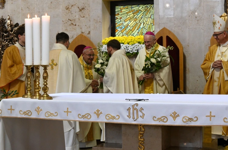 Podziękowania i dekrety nowych prezbiterów