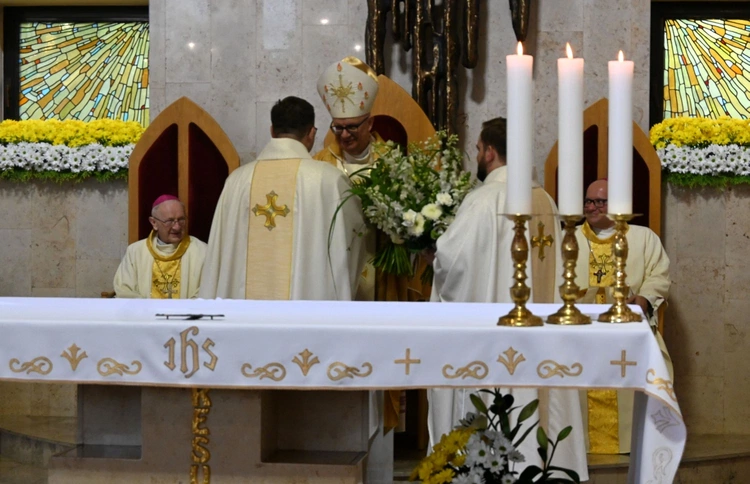 Podziękowania i dekrety nowych prezbiterów