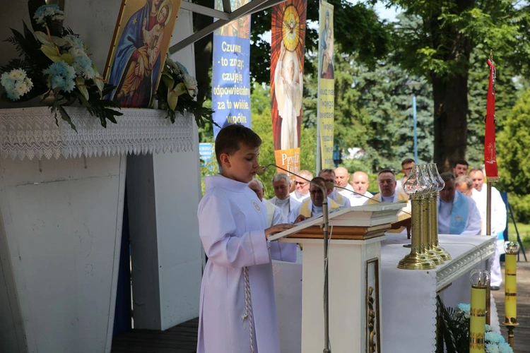 Dzieci komunijne u Matki Bożej Janowskiej