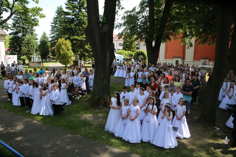 Dzieci komunijne u Matki Bożej Janowskiej