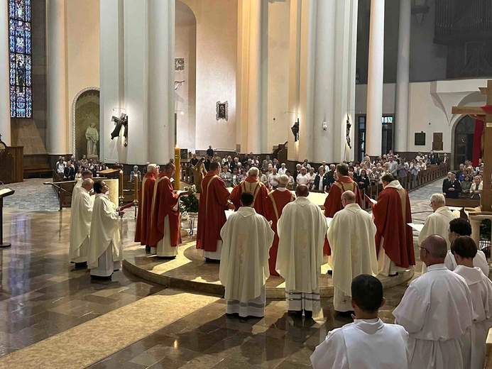 Wigilia Zesłania Ducha Świętego w katedrze Chrystusa Króla w Katowicach