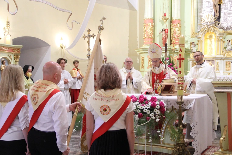 Łęg Tarnowski. Poświęcenie sztandaru ASHNSPJ