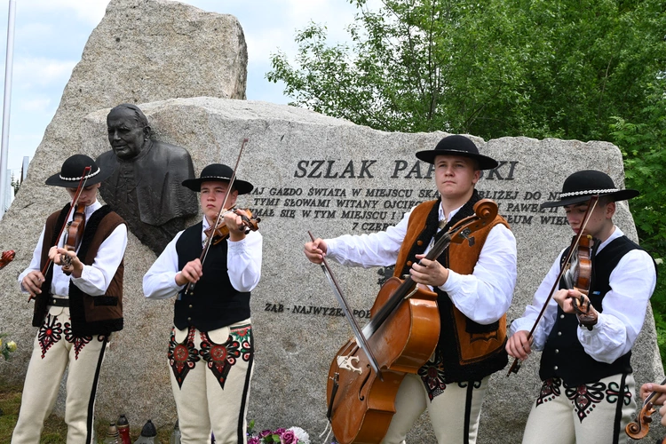 Papież przejechał, oni przeszli