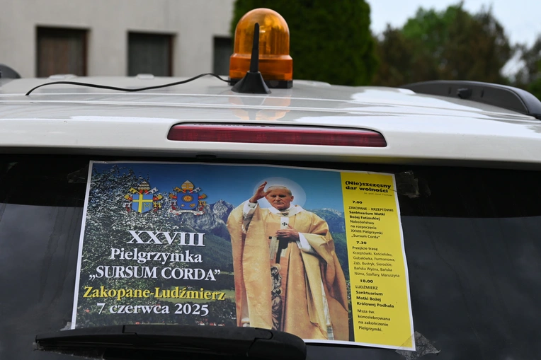 Papież przejechał, oni przeszli