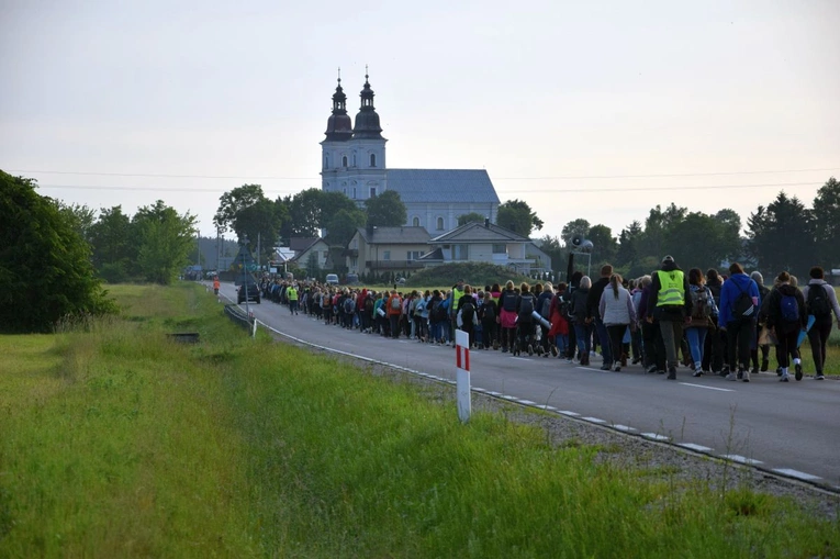 800 kobiet nocą pielgrzymowało z Radomia do Starej Błotnicy