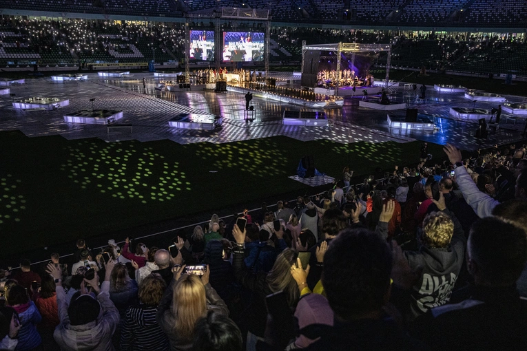Jezus na Stadionie Legii. Msza św. z abp. Adrianem Galbasem