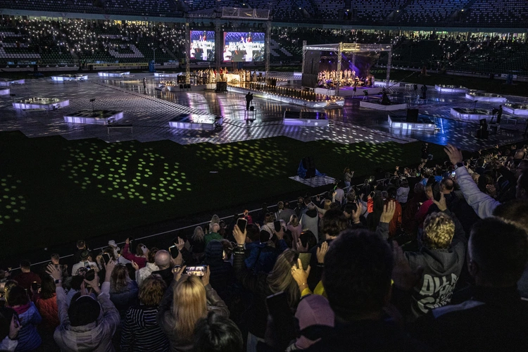 Jezus na Stadionie Legii. Msza św. z abp. Adrianem Galbasem
