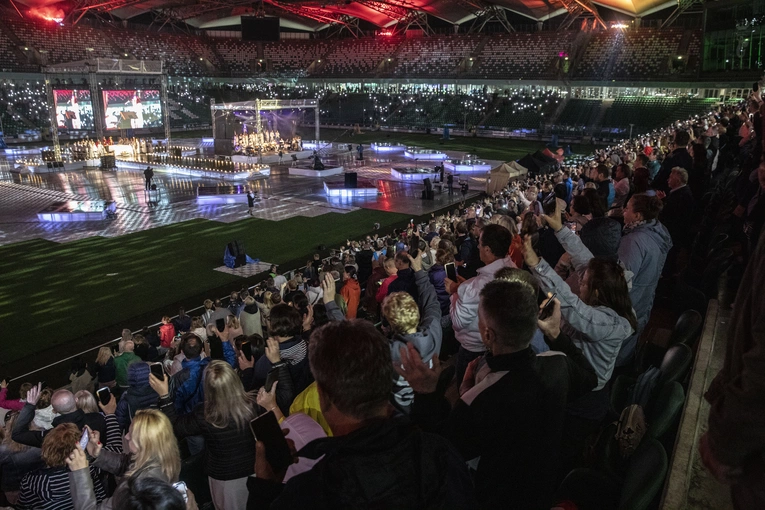 Jezus na Stadionie Legii. Msza św. z abp. Adrianem Galbasem