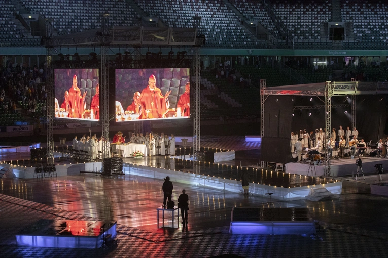 Jezus na Stadionie Legii. Msza św. z abp. Adrianem Galbasem