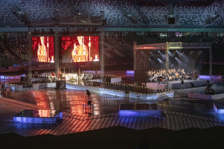 Jezus na Stadionie Legii. Msza św. z abp. Adrianem Galbasem