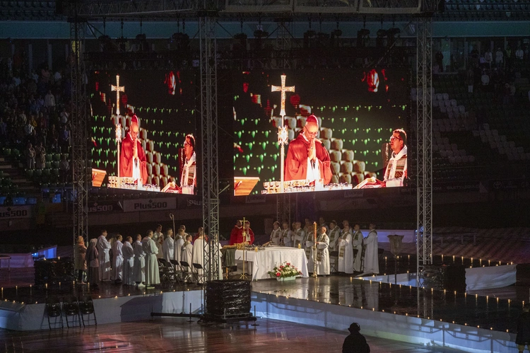 Jezus na Stadionie Legii. Msza św. z abp. Adrianem Galbasem