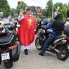 Miętustwo. Motocykle zaparkowane wokół kościoła 