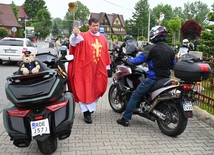 Miętustwo. Motocykle zaparkowane wokół kościoła 