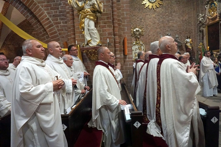 Procesja eucharystyczna w odpust Matki Bożej Pokornej