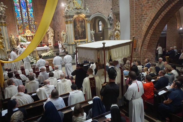 Procesja eucharystyczna w odpust Matki Bożej Pokornej