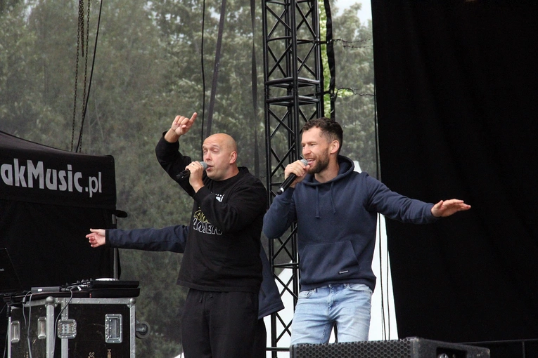 Spotkanie młodzieży w Ziębicach - występ "Wyrwanych z niewoli" i ks. Jakuba Bartczaka