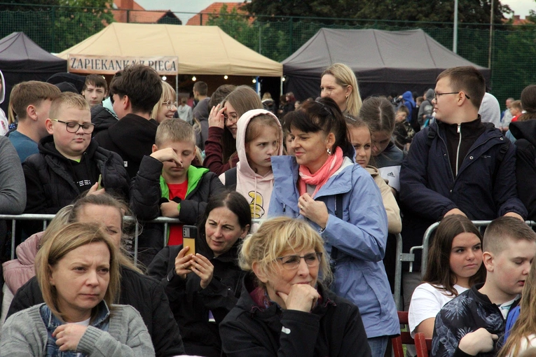 Spotkanie młodzieży w Ziębicach - występ "Wyrwanych z niewoli" i ks. Jakuba Bartczaka