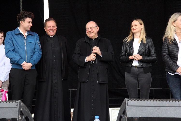 Spotkanie młodzieży w Ziębicach - występ "Wyrwanych z niewoli" i ks. Jakuba Bartczaka