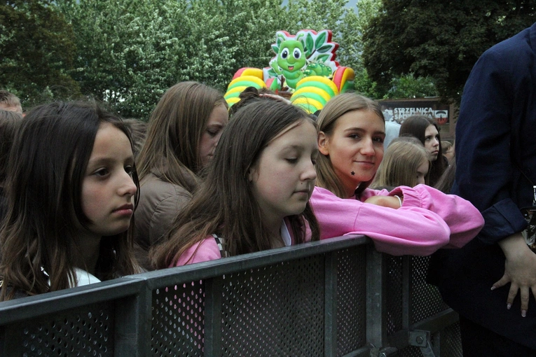 Spotkanie młodzieży w Ziębicach - występ "Wyrwanych z niewoli" i ks. Jakuba Bartczaka