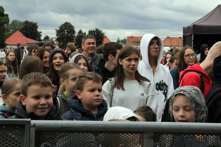 Spotkanie młodzieży w Ziębicach - występ "Wyrwanych z niewoli" i ks. Jakuba Bartczaka