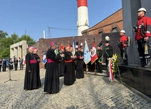 Katowice. Biskupi złożyli kwiaty pod pomnikiem poległych górników KWK "Wujek”