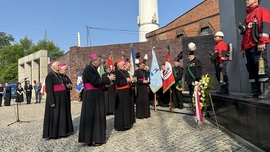 Katowice. Biskupi złożyli kwiaty pod pomnikiem poległych górników KWK "Wujek”