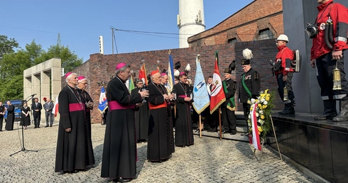 Katowice. Biskupi złożyli kwiaty pod pomnikiem poległych górników KWK "Wujek”