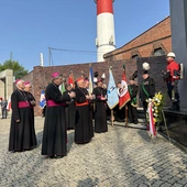 Katowice. Biskupi złożyli kwiaty pod pomnikiem poległych górników KWK "Wujek”