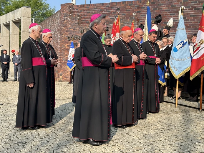 Katowice. Biskupi złożyli kwiaty pod pomnikiem poległych górników KWK "Wujek”