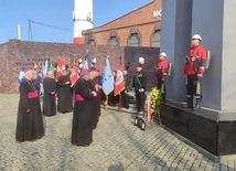 Katowice. Biskupi złożyli kwiaty pod krzyżem przy kopalni Wujek