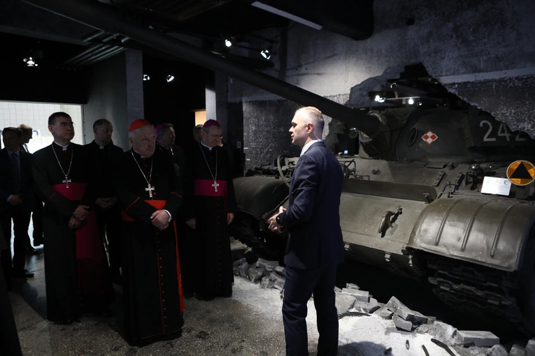 KEP w Katowicach. Modlitwa pod Pomnikiem Poległych Górników z Kopalni "Wujek"