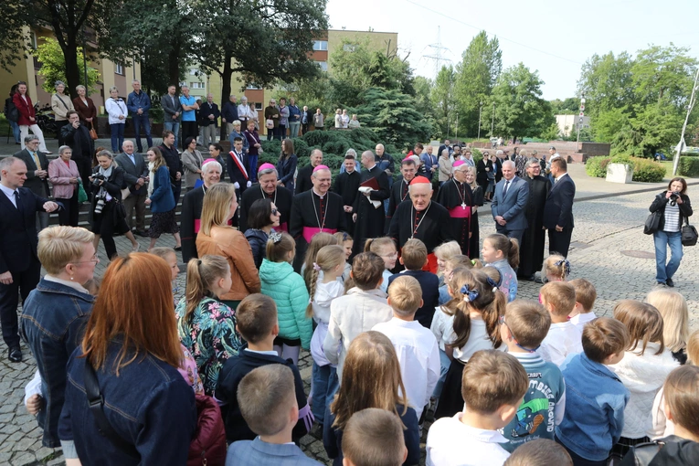 KEP w Katowicach. Modlitwa pod Pomnikiem Poległych Górników z Kopalni "Wujek"