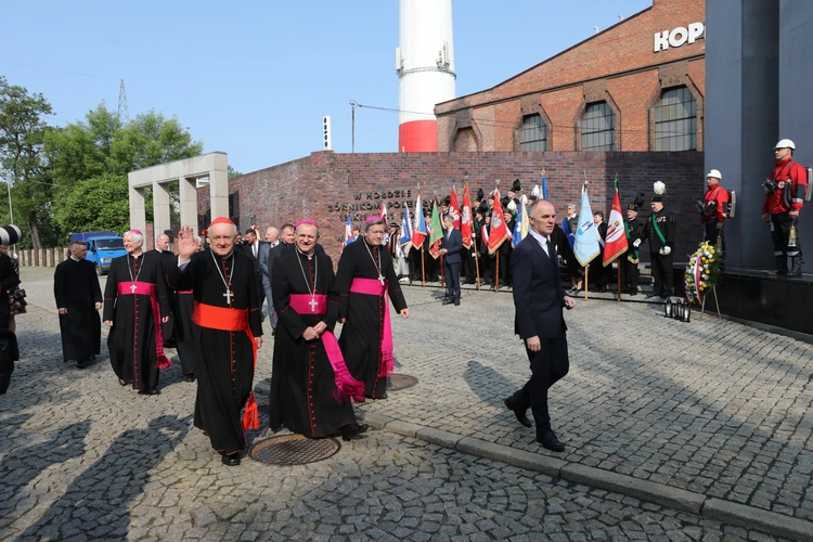 KEP w Katowicach. Modlitwa pod Pomnikiem Poległych Górników z Kopalni "Wujek"