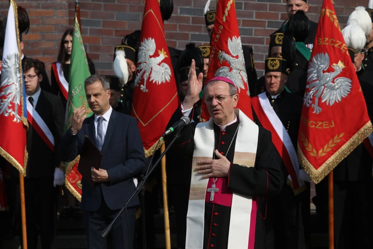 KEP w Katowicach. Modlitwa pod Pomnikiem Poległych Górników z Kopalni "Wujek"