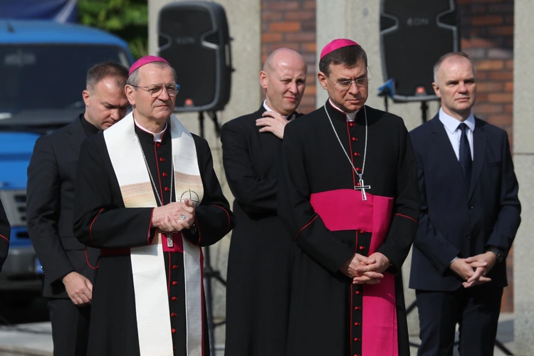 KEP w Katowicach. Modlitwa pod Pomnikiem Poległych Górników z Kopalni "Wujek"