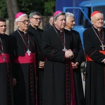 KEP w Katowicach. Modlitwa pod Pomnikiem Poległych Górników z Kopalni "Wujek"