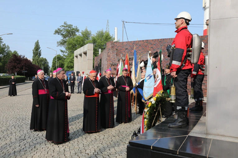 KEP w Katowicach. Modlitwa pod Pomnikiem Poległych Górników z Kopalni "Wujek"