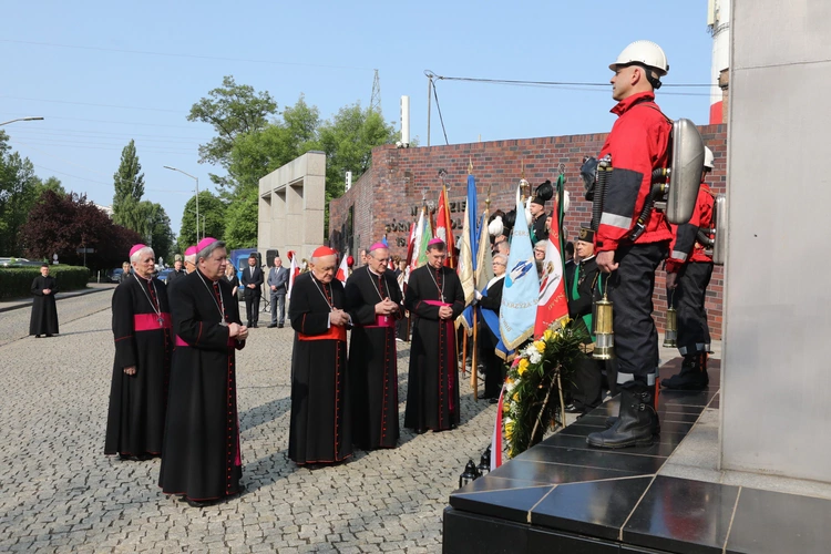 KEP w Katowicach. Modlitwa pod Pomnikiem Poległych Górników z Kopalni "Wujek"