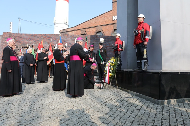 KEP w Katowicach. Modlitwa pod Pomnikiem Poległych Górników z Kopalni "Wujek"