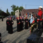 KEP w Katowicach. Modlitwa pod Pomnikiem Poległych Górników z Kopalni "Wujek"