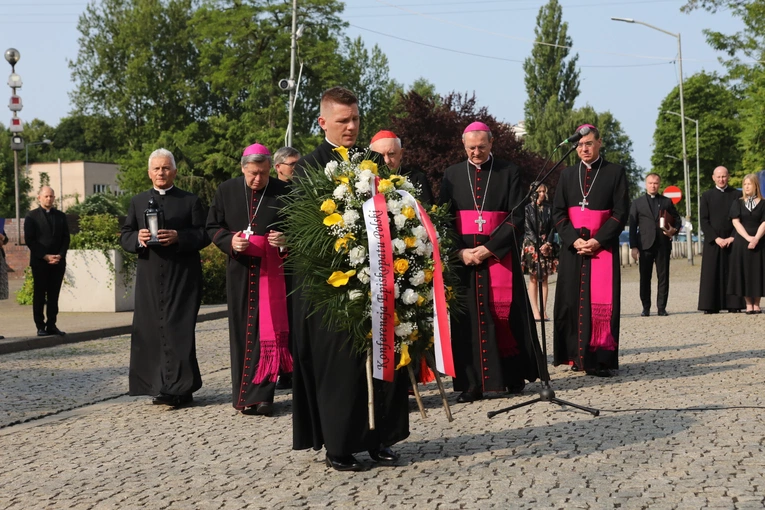 KEP w Katowicach. Modlitwa pod Pomnikiem Poległych Górników z Kopalni "Wujek"