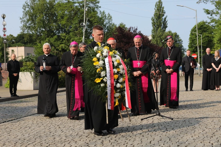 KEP w Katowicach. Modlitwa pod Pomnikiem Poległych Górników z Kopalni "Wujek"