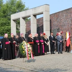 KEP w Katowicach. Modlitwa pod Pomnikiem Poległych Górników z Kopalni "Wujek"