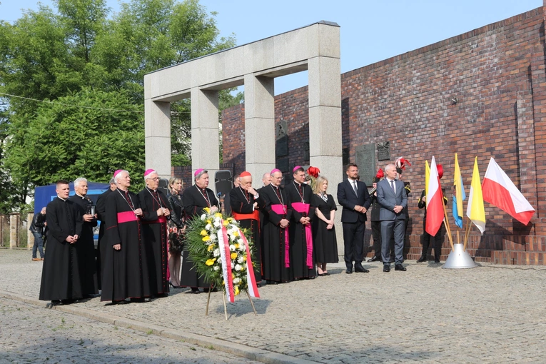 KEP w Katowicach. Modlitwa pod Pomnikiem Poległych Górników z Kopalni "Wujek"