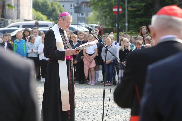 KEP w Katowicach. Modlitwa pod Pomnikiem Poległych Górników z Kopalni "Wujek"