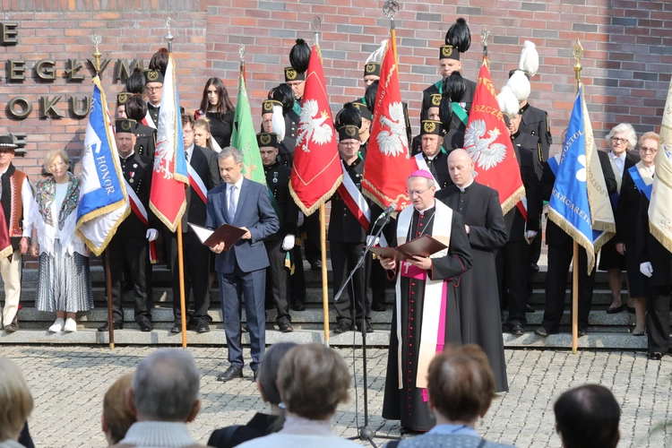 KEP w Katowicach. Modlitwa pod Pomnikiem Poległych Górników z Kopalni "Wujek"