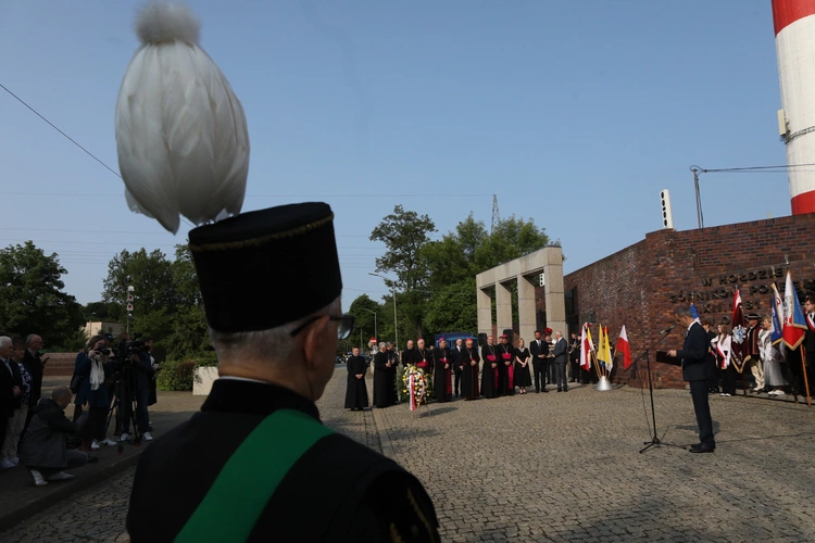 KEP w Katowicach. Modlitwa pod Pomnikiem Poległych Górników z Kopalni "Wujek"