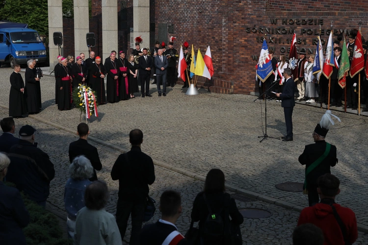 KEP w Katowicach. Modlitwa pod Pomnikiem Poległych Górników z Kopalni "Wujek"