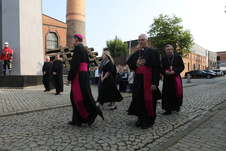 KEP w Katowicach. Modlitwa pod Pomnikiem Poległych Górników z Kopalni "Wujek"